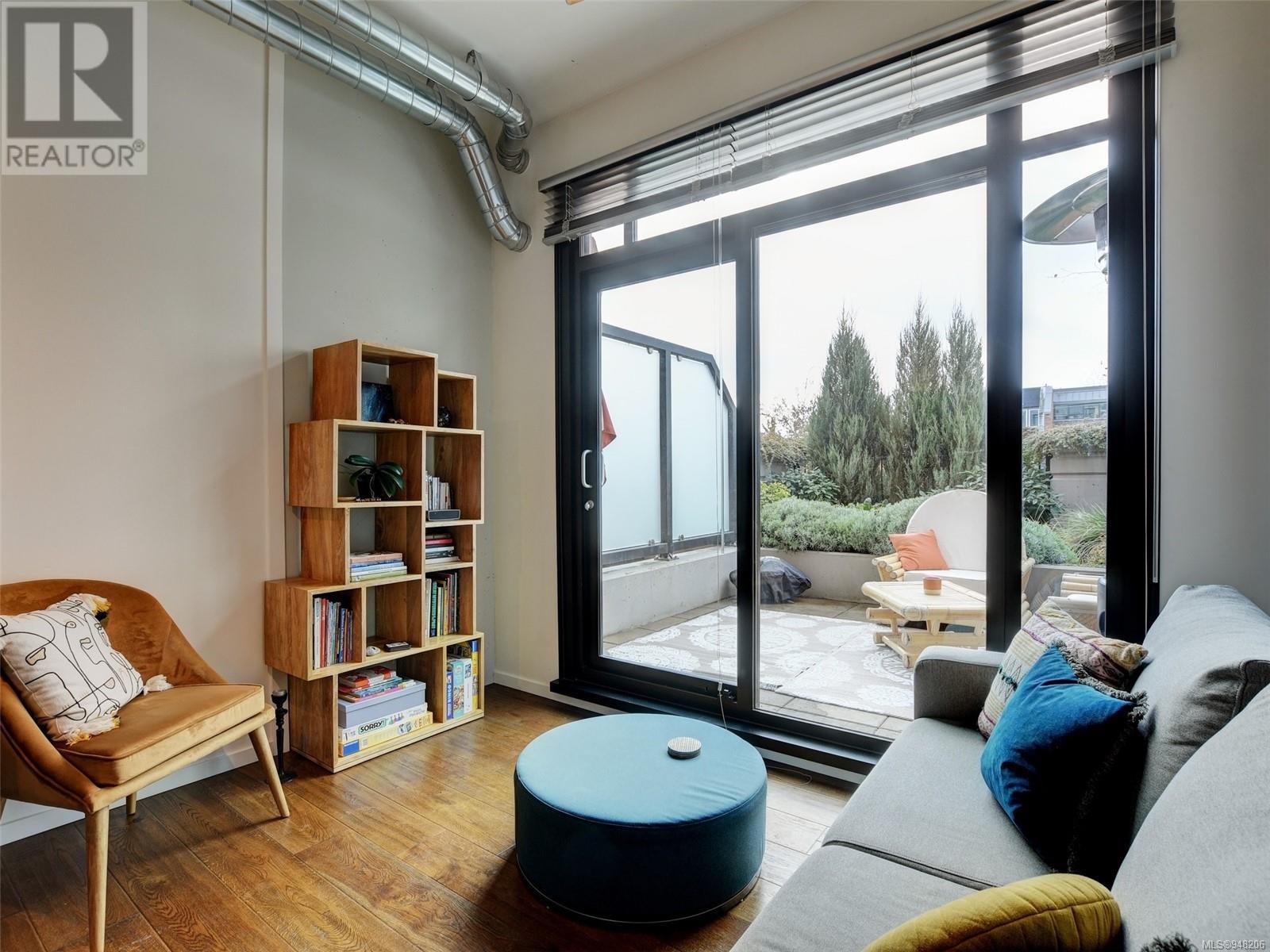 330 1029 View St