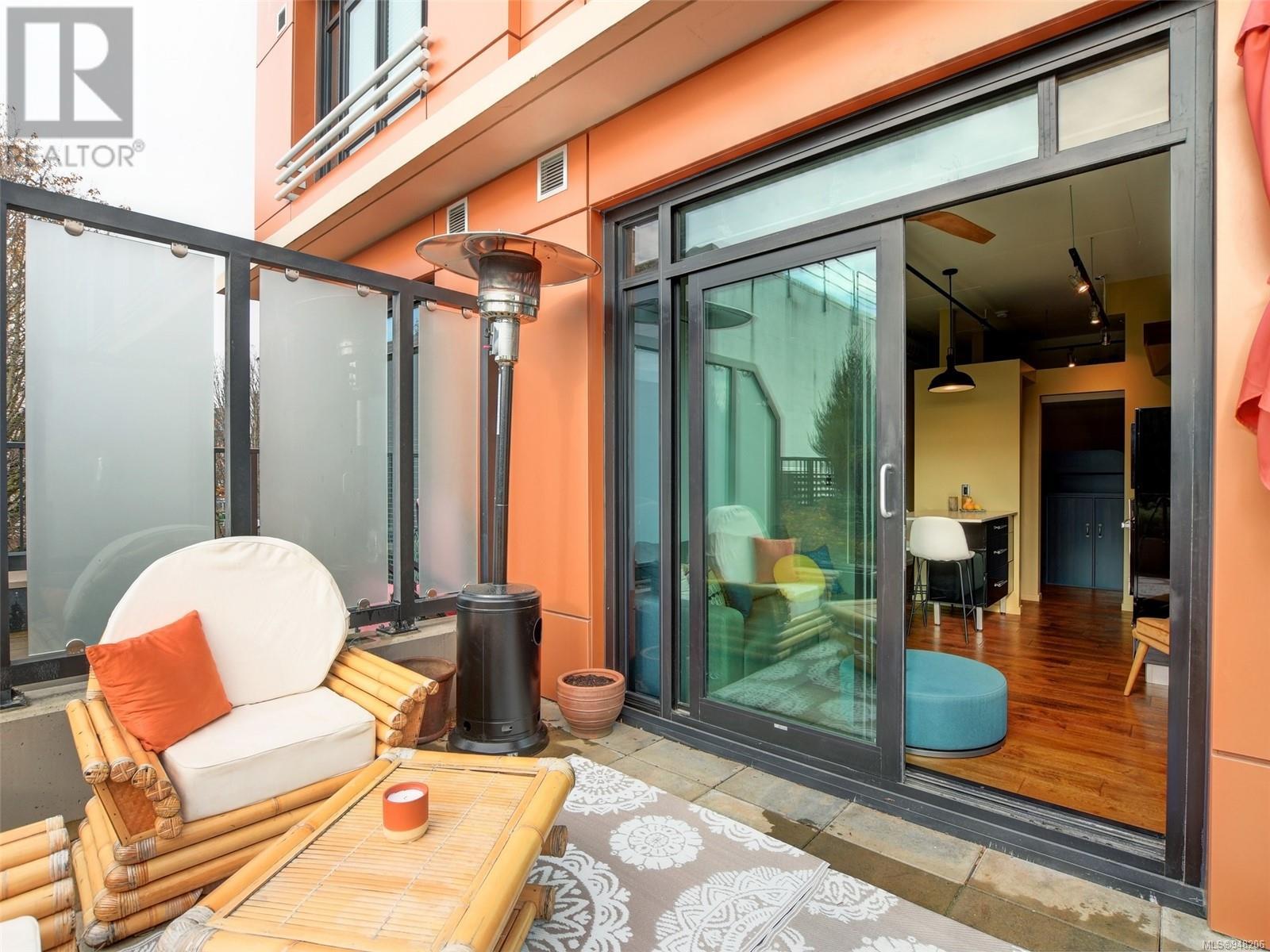 330 1029 View St