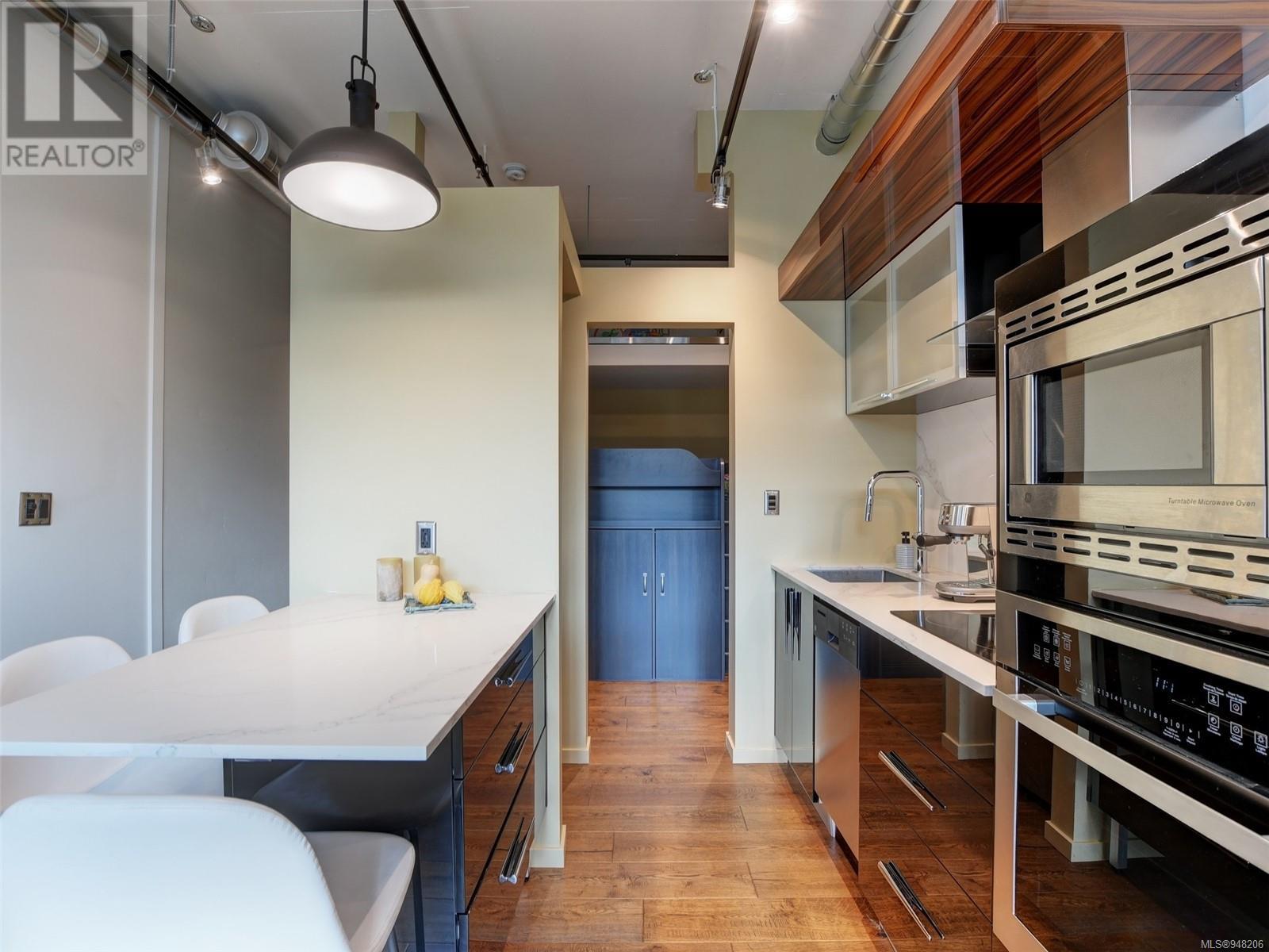 330 1029 View St