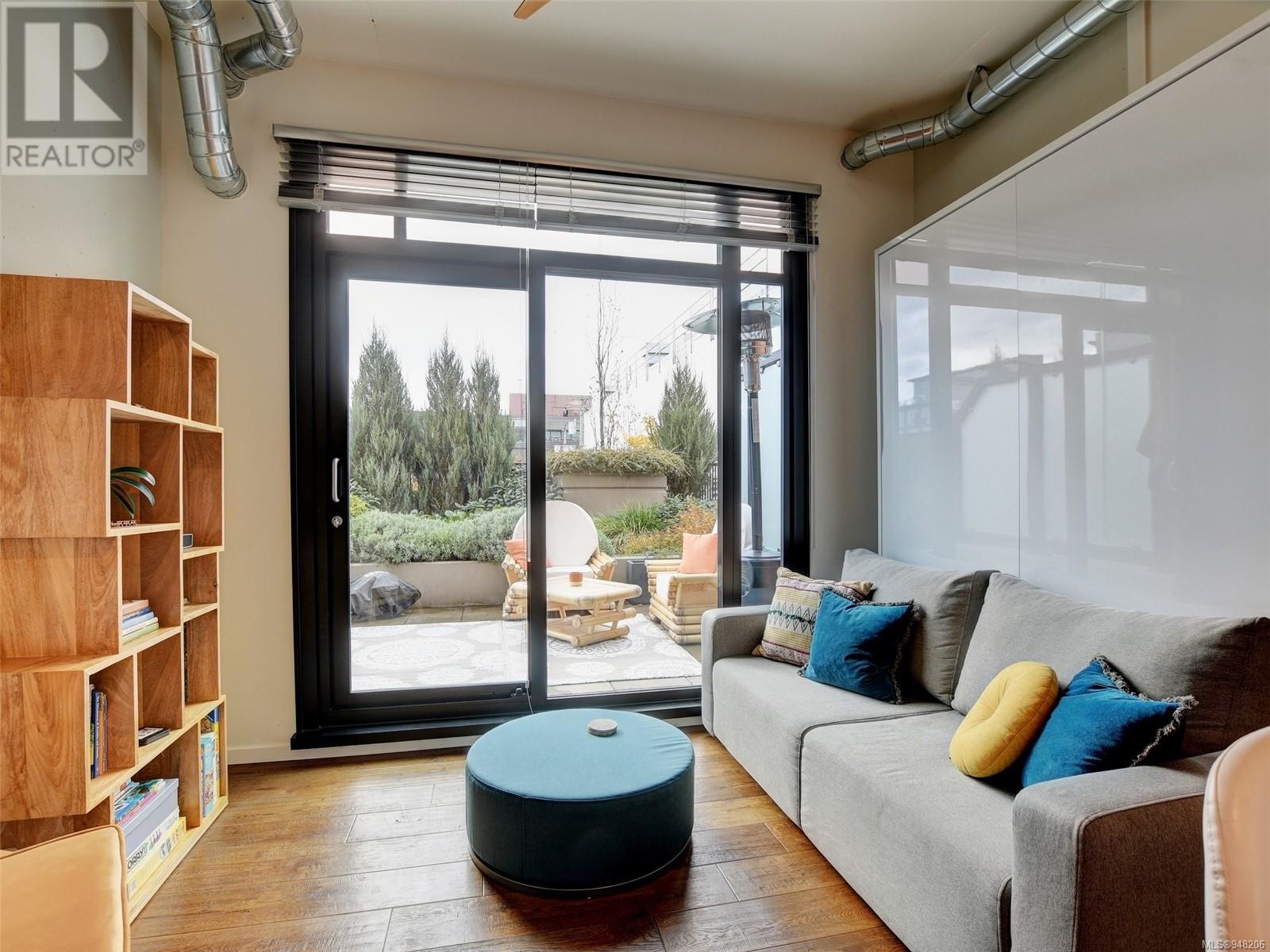 330 1029 View St
