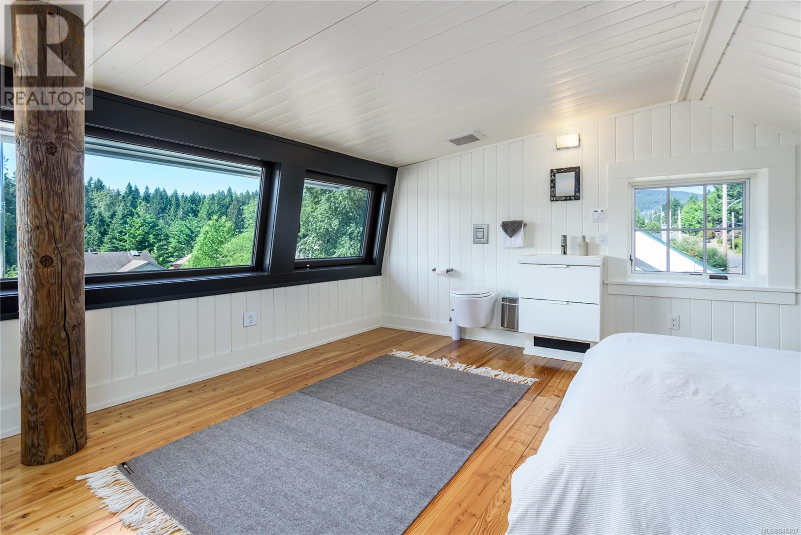 2613 Dunsmuir Ave