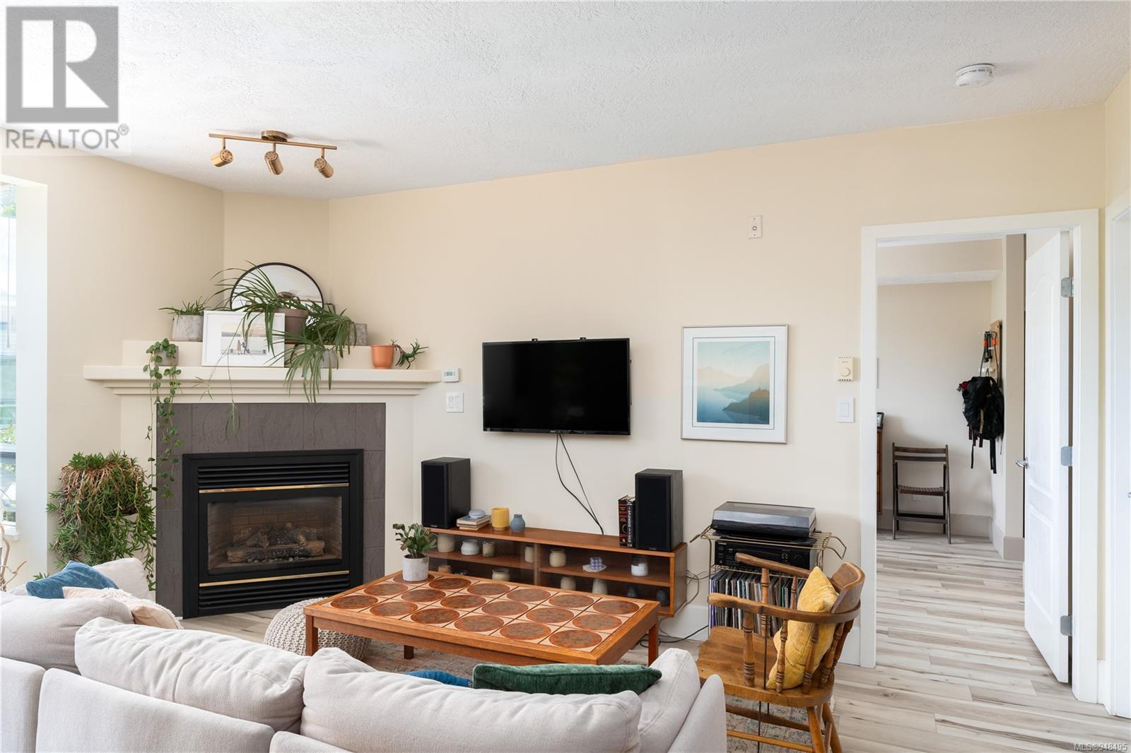 207 380 Waterfront Cres, #207