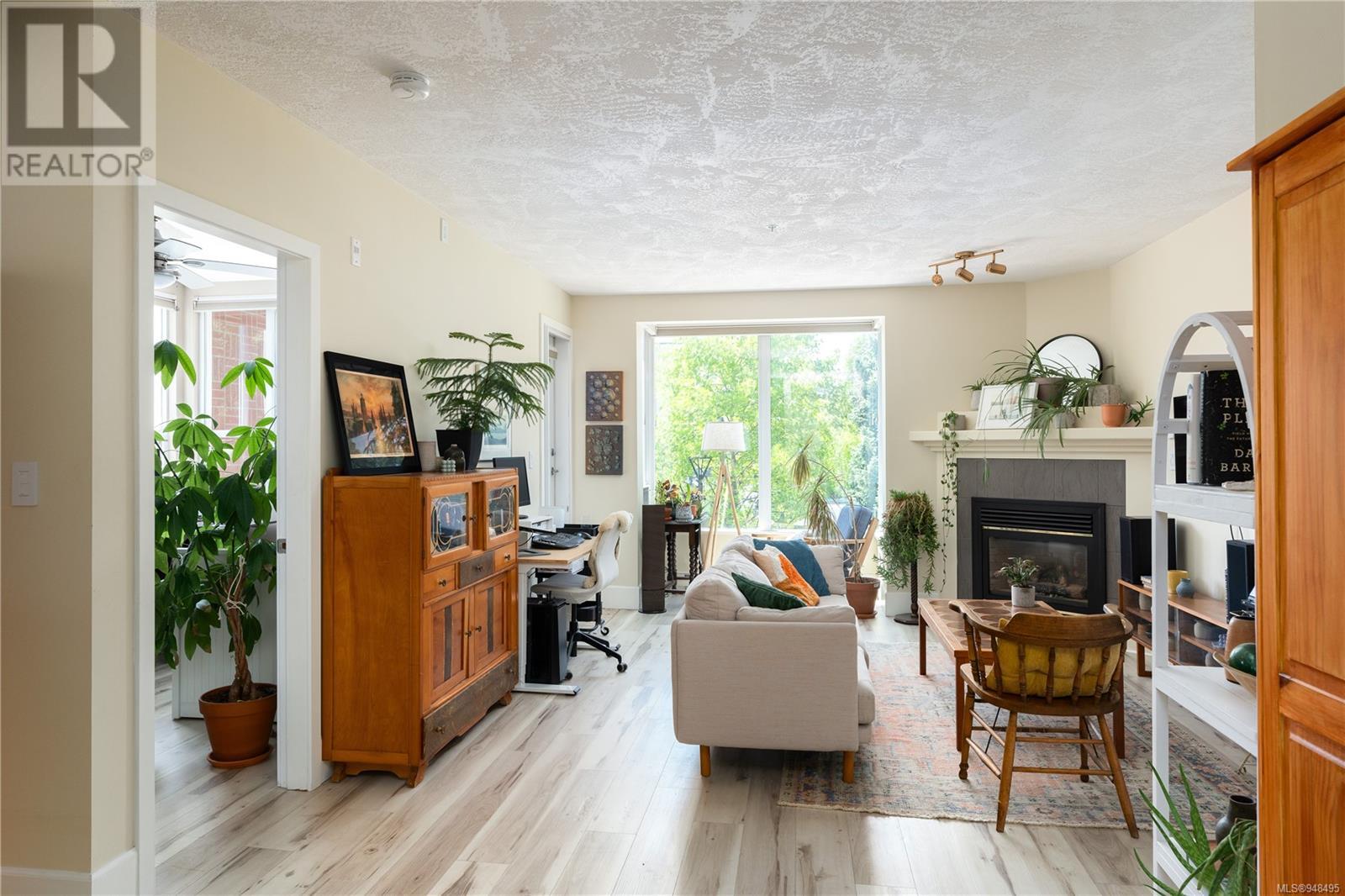 207 380 Waterfront Cres, #207