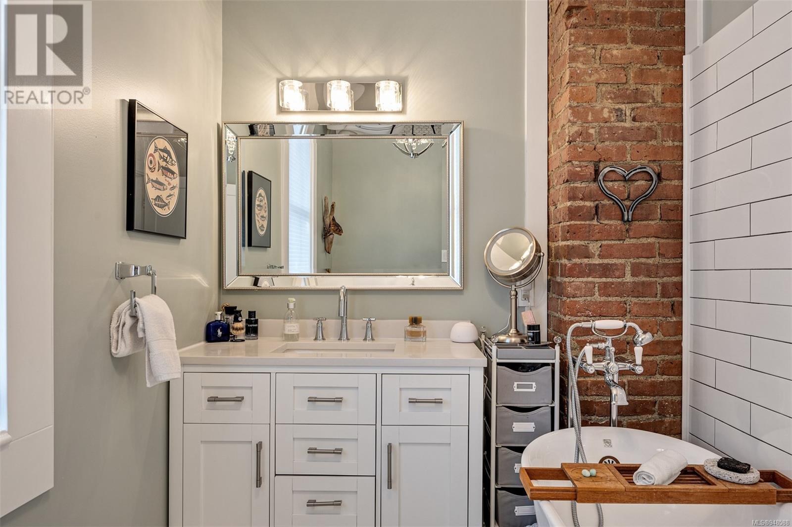 1141 Fort St