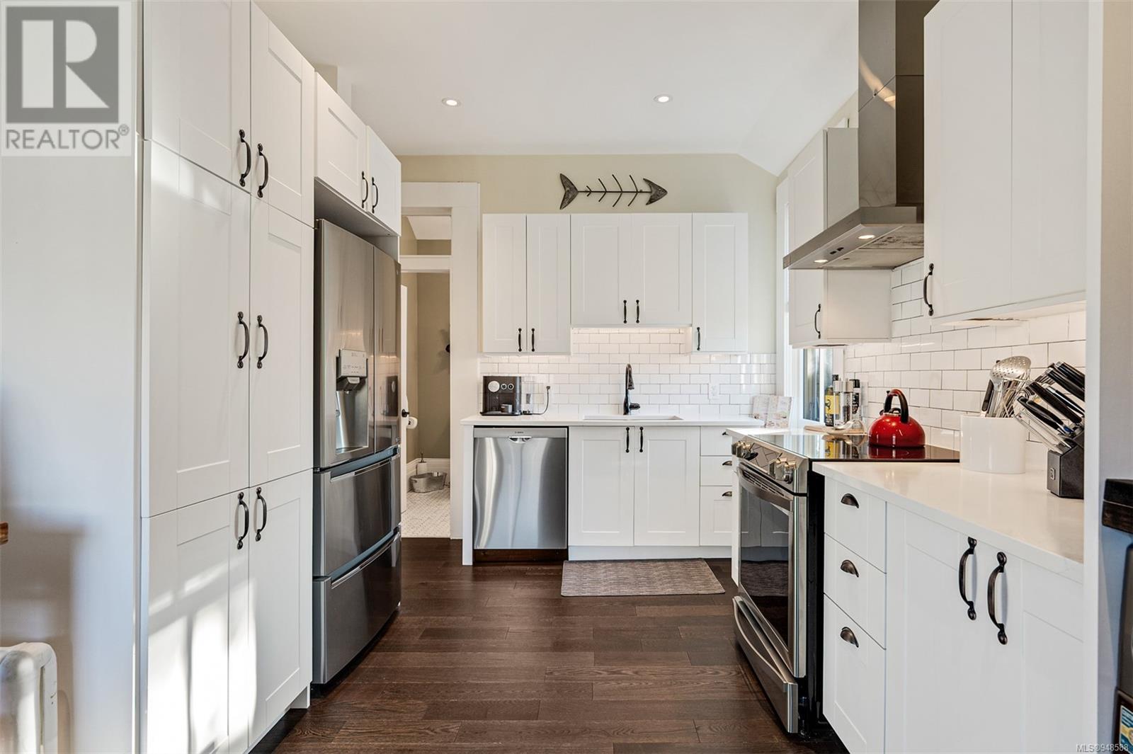1141 Fort St