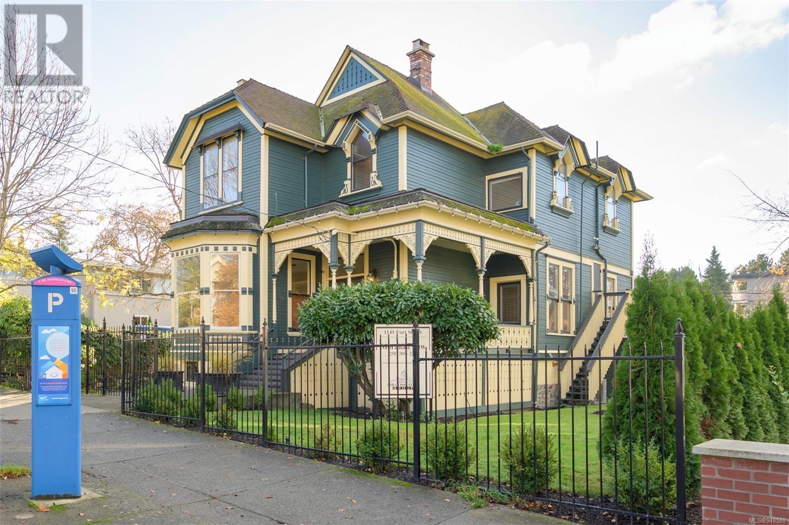 1141 Fort St