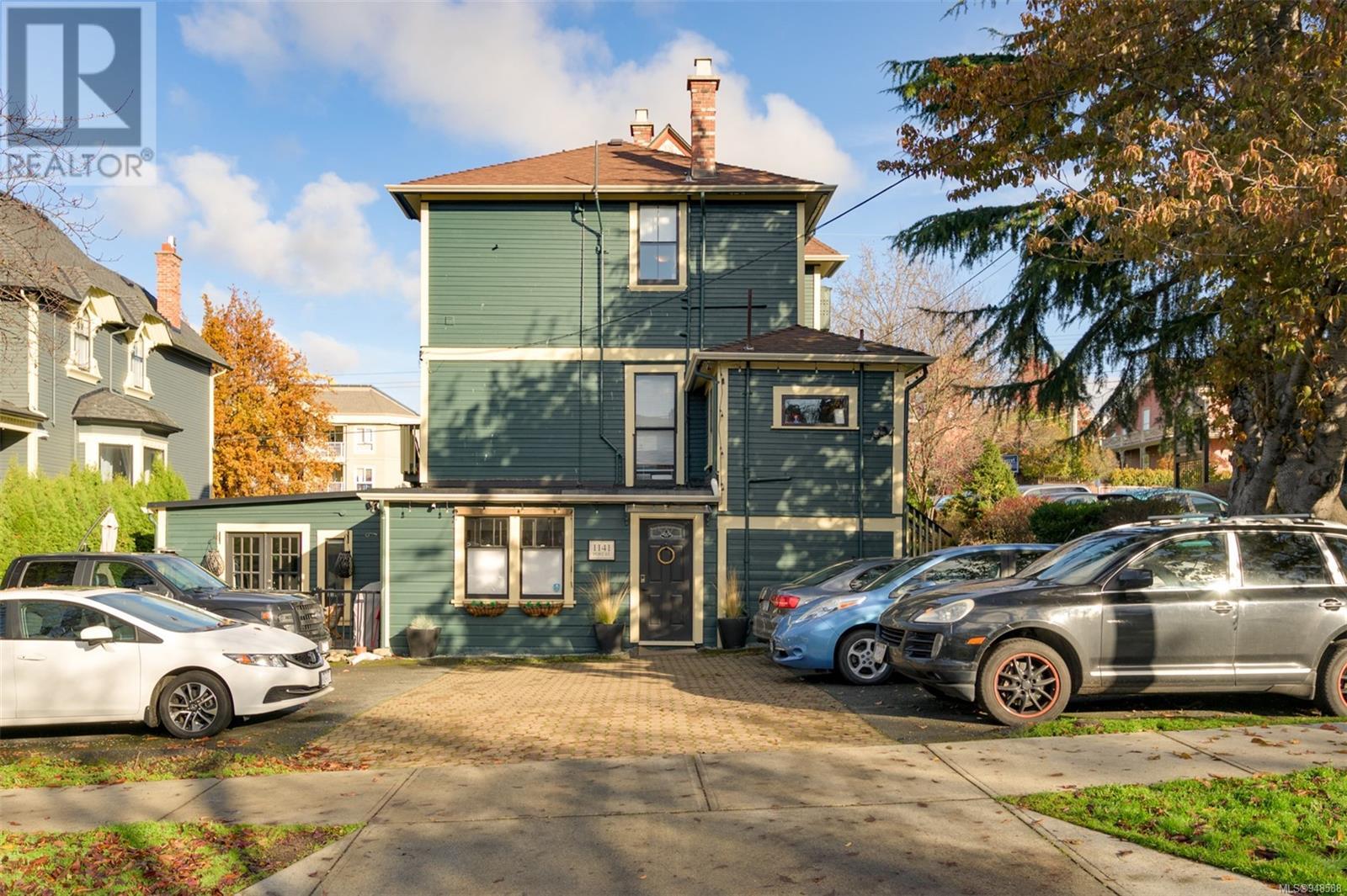1141 Fort St