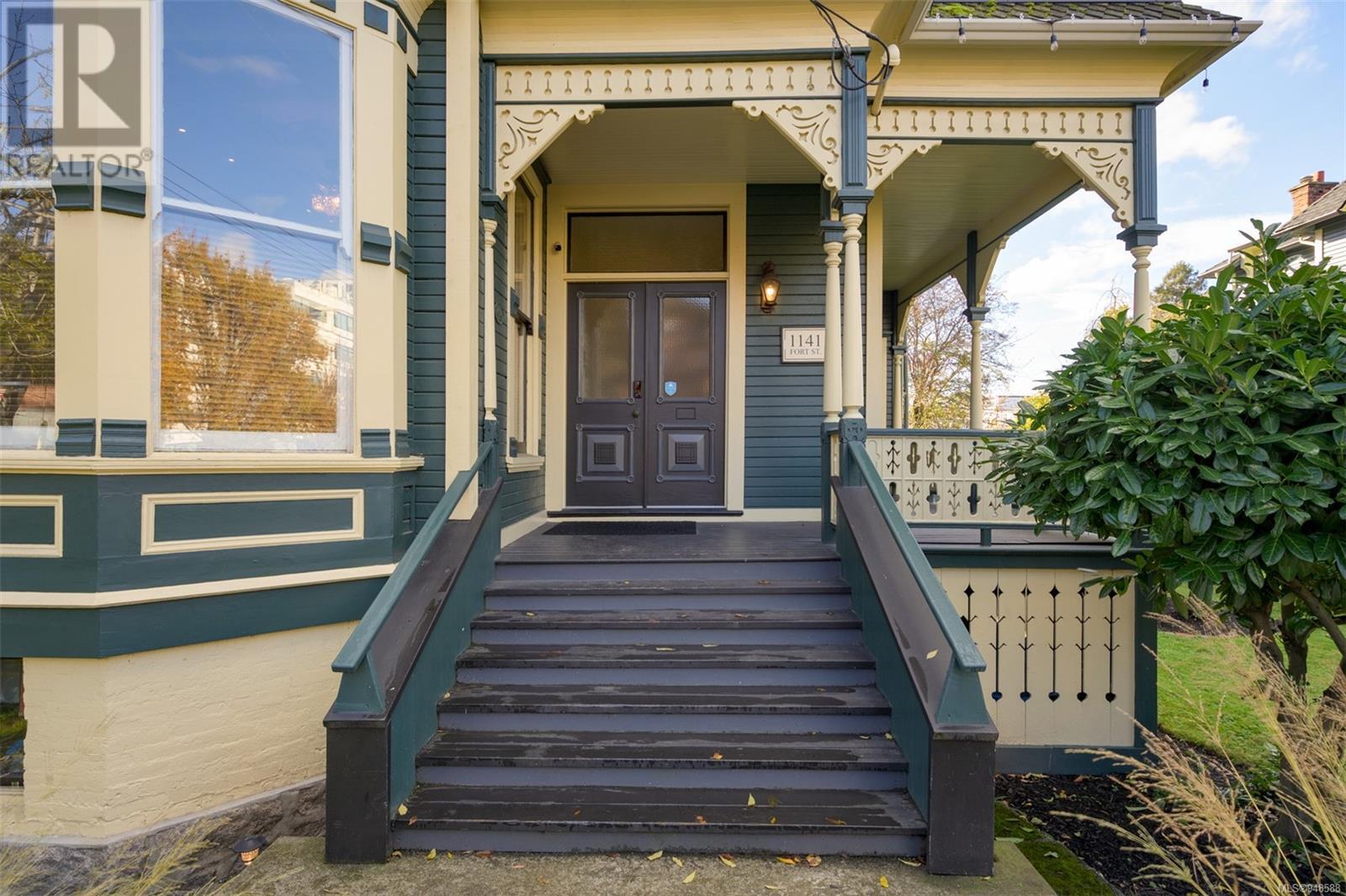 1141 Fort St