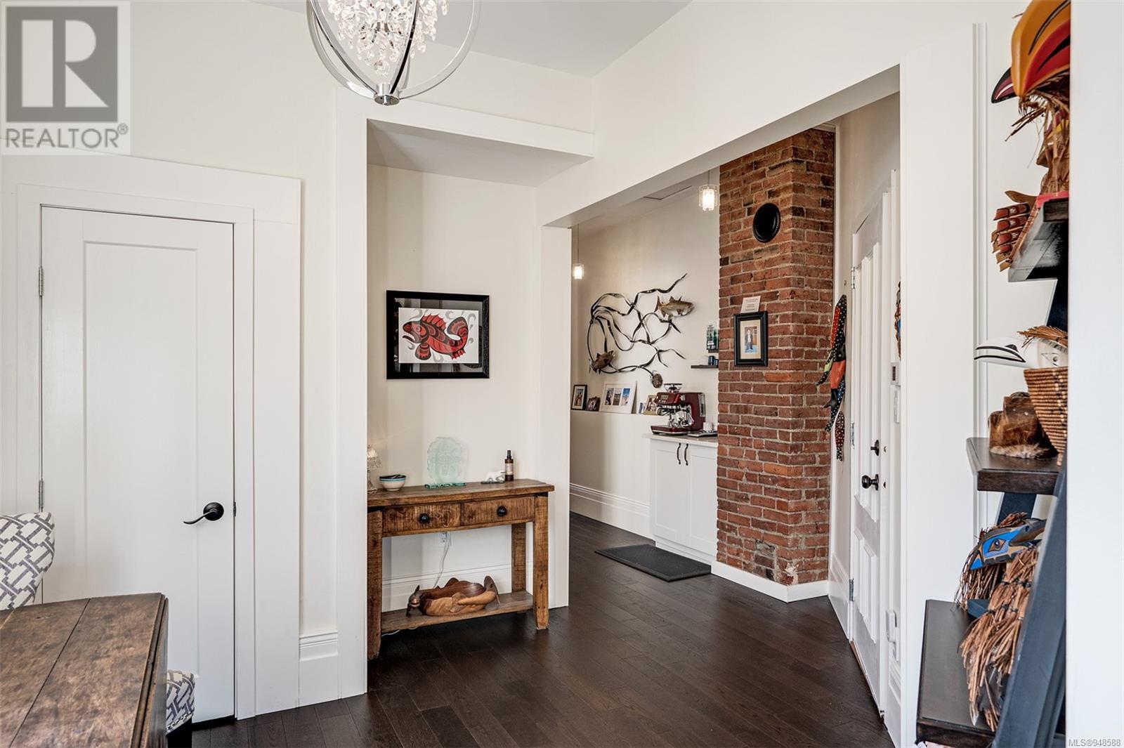 1141 Fort St