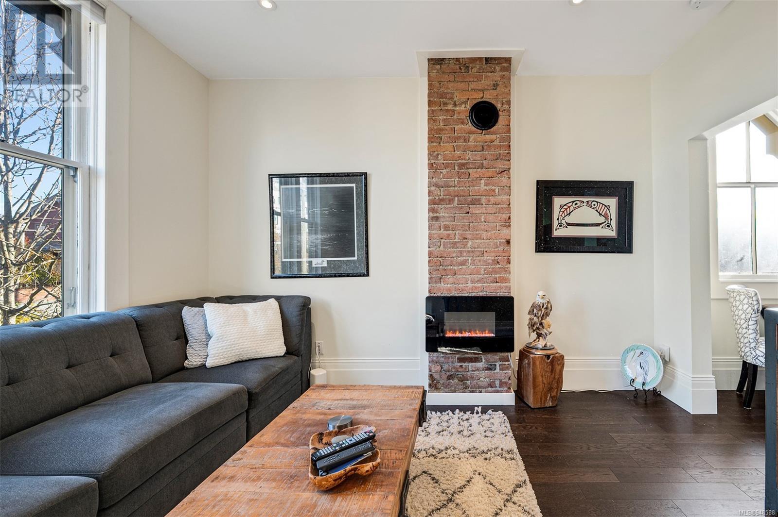1141 Fort St