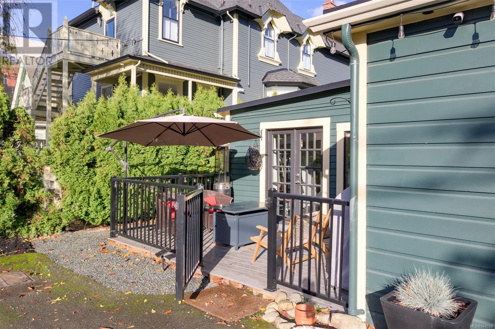1141 Fort St