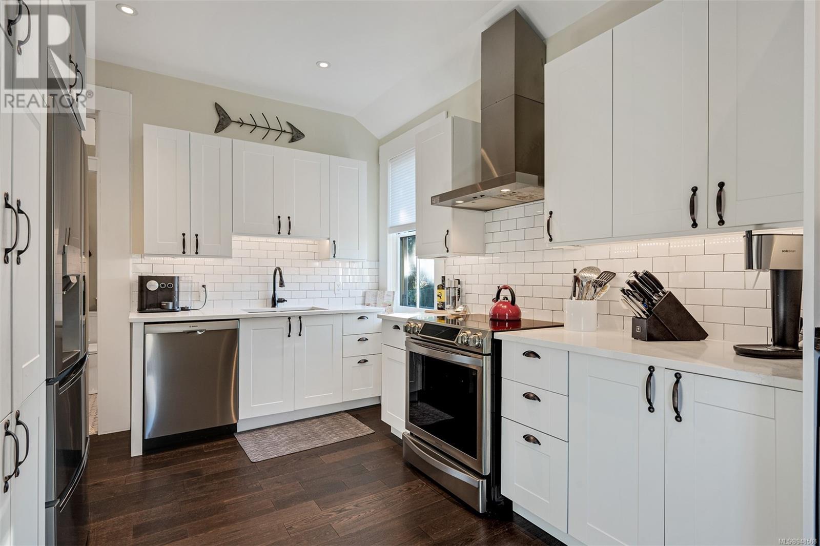 1141 Fort St