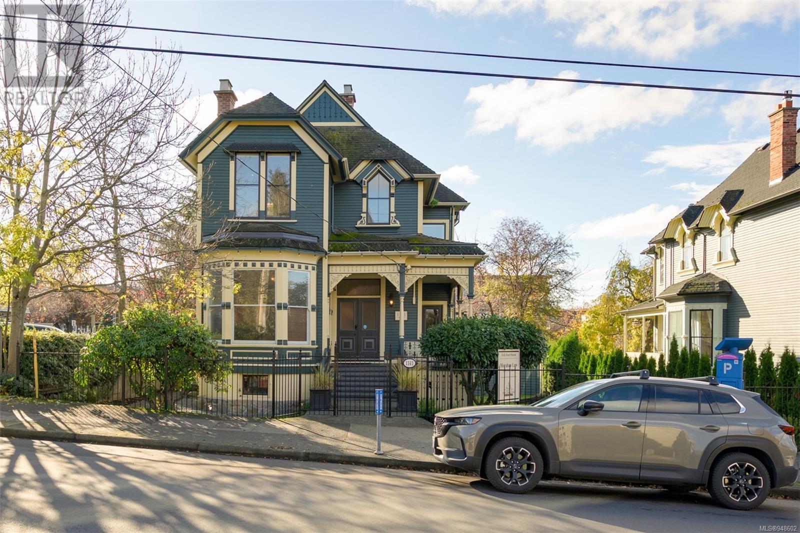 1141 Fort St