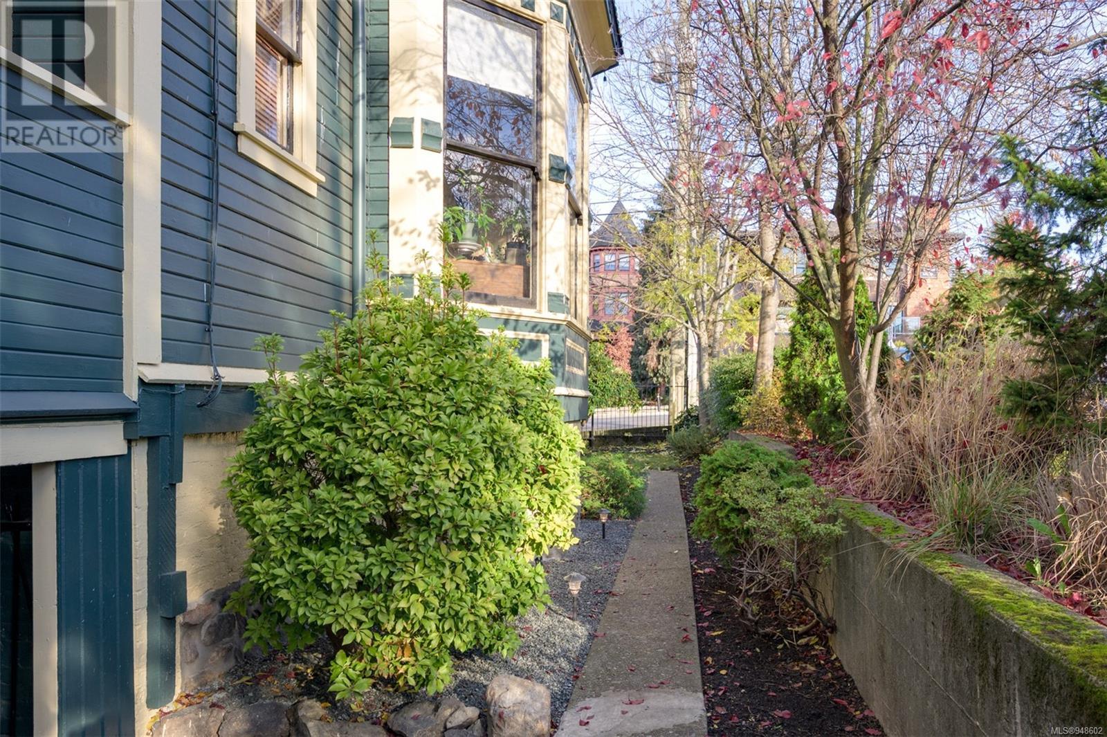 1141 Fort St