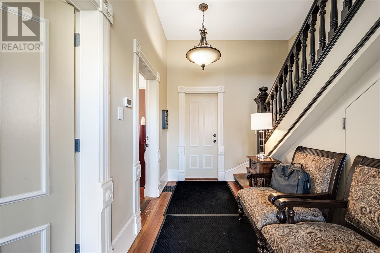 1141 Fort St