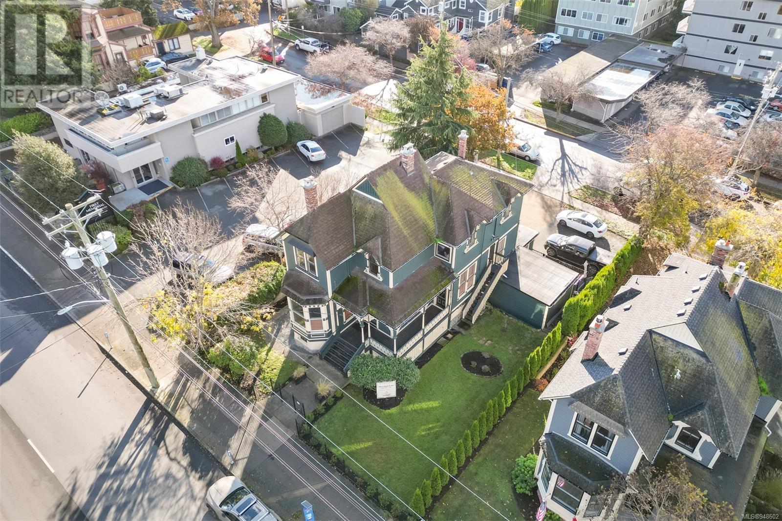 1141 Fort St