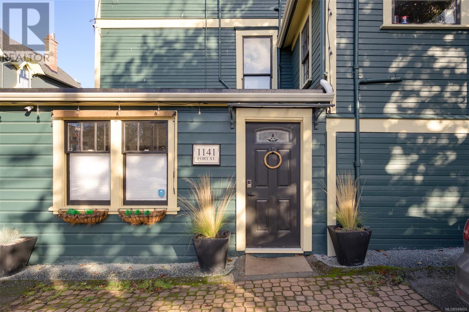 1141 Fort St