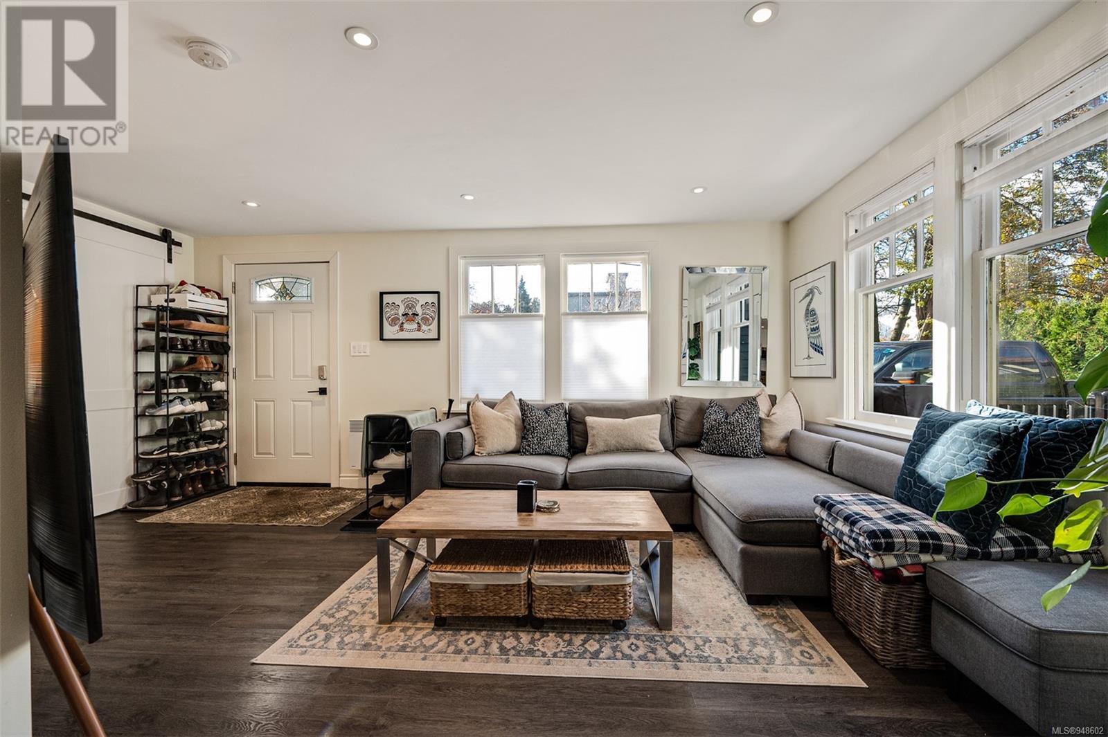 1141 Fort St