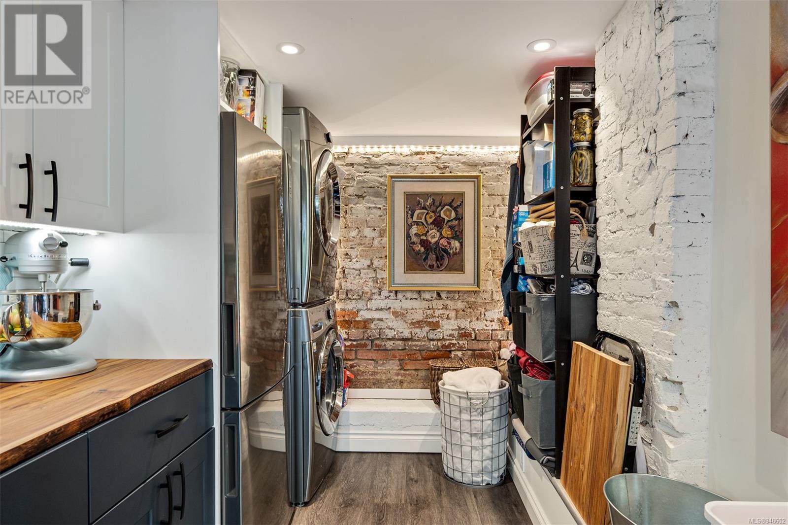 1141 Fort St