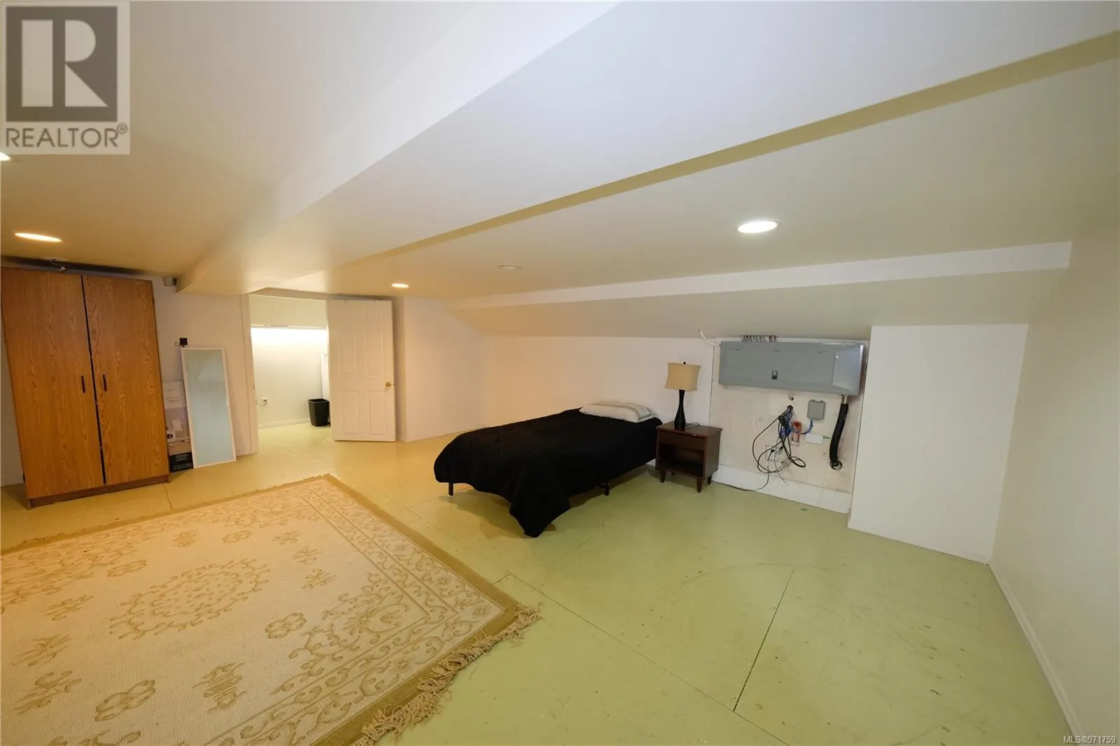 2 671 Industrial Way