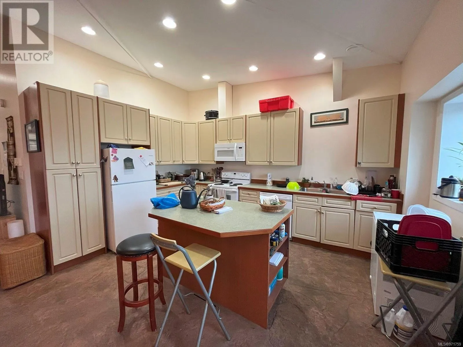 2 671 Industrial Way