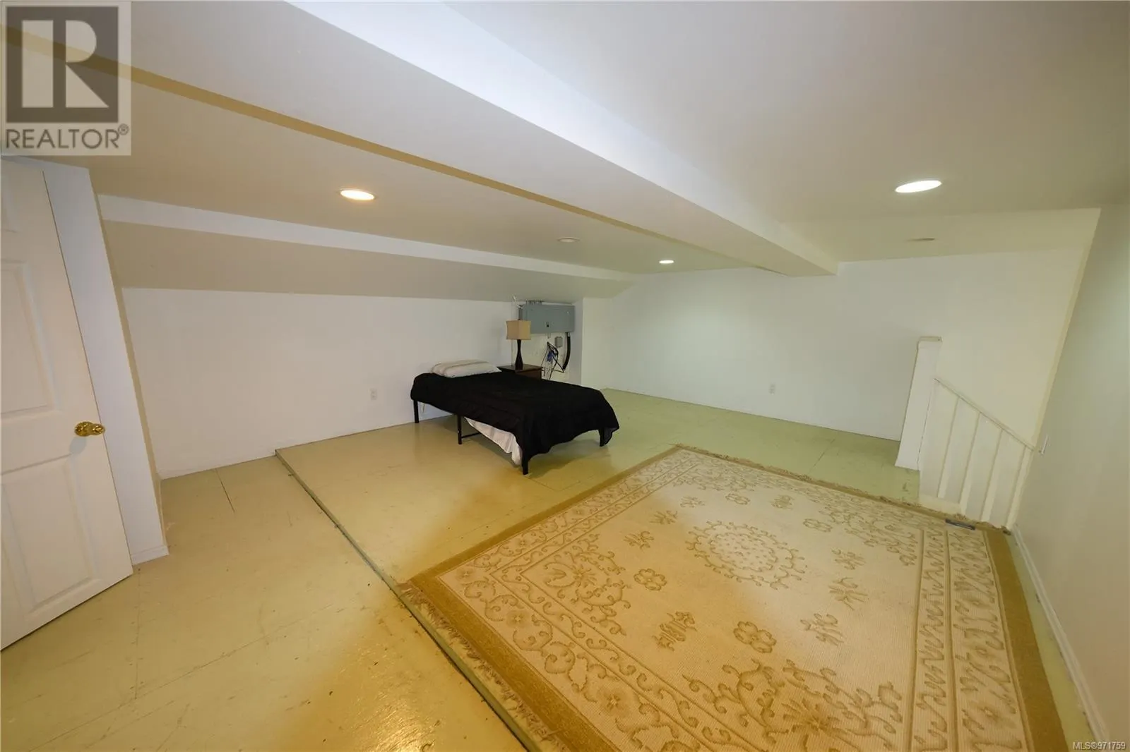 2 671 Industrial Way