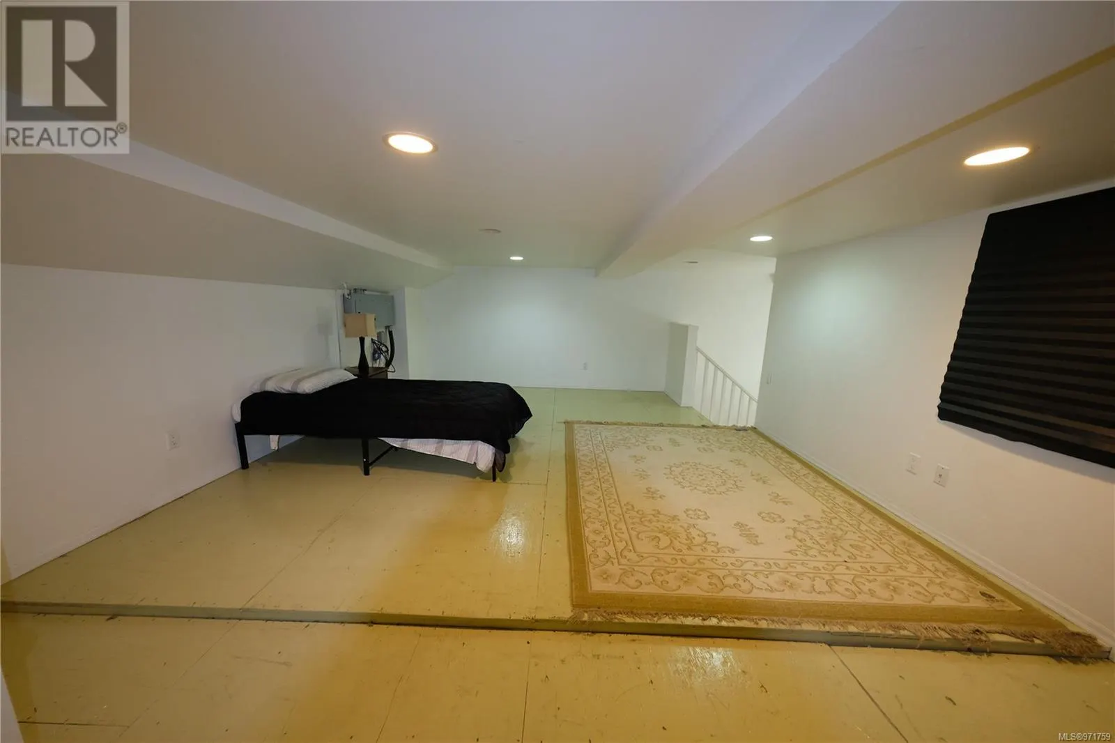 2 671 Industrial Way