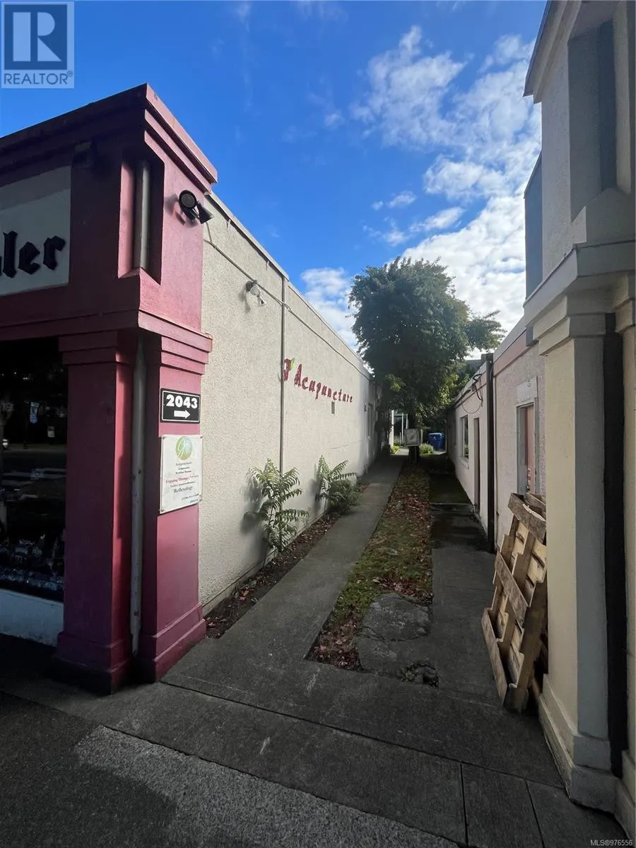 2043 Oak Bay Ave