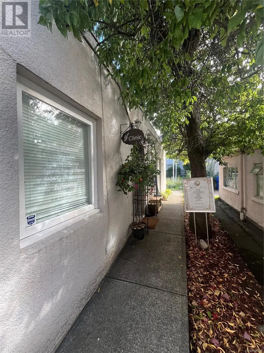 2043 Oak Bay Ave