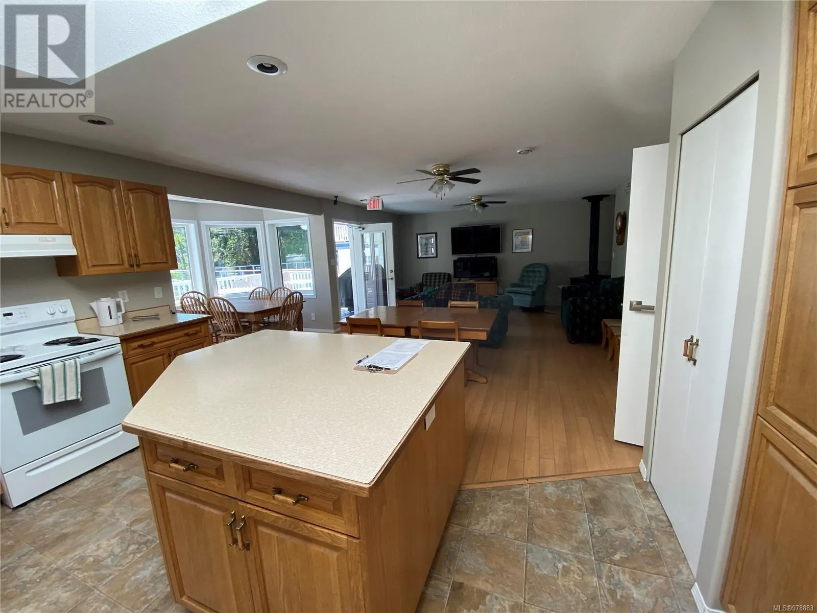 1100 WOSS LAKE Dr