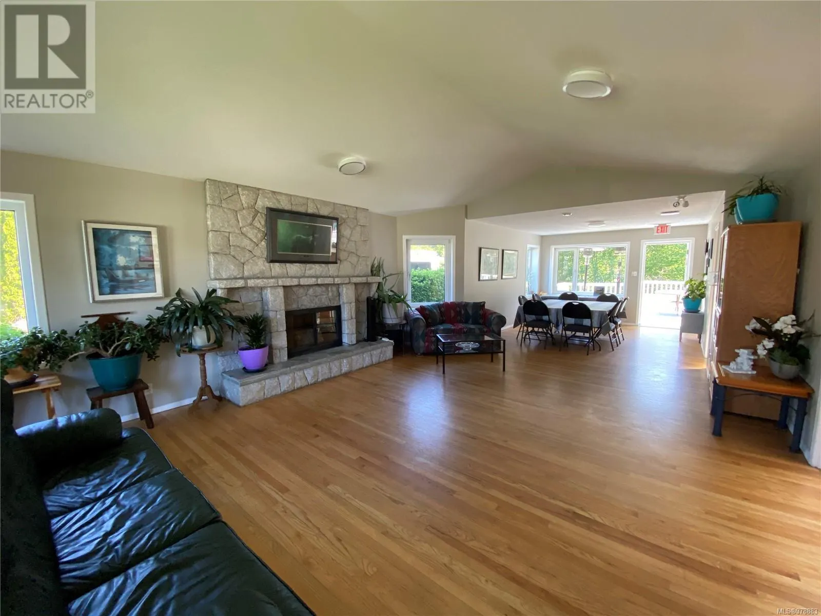 1100 WOSS LAKE Dr