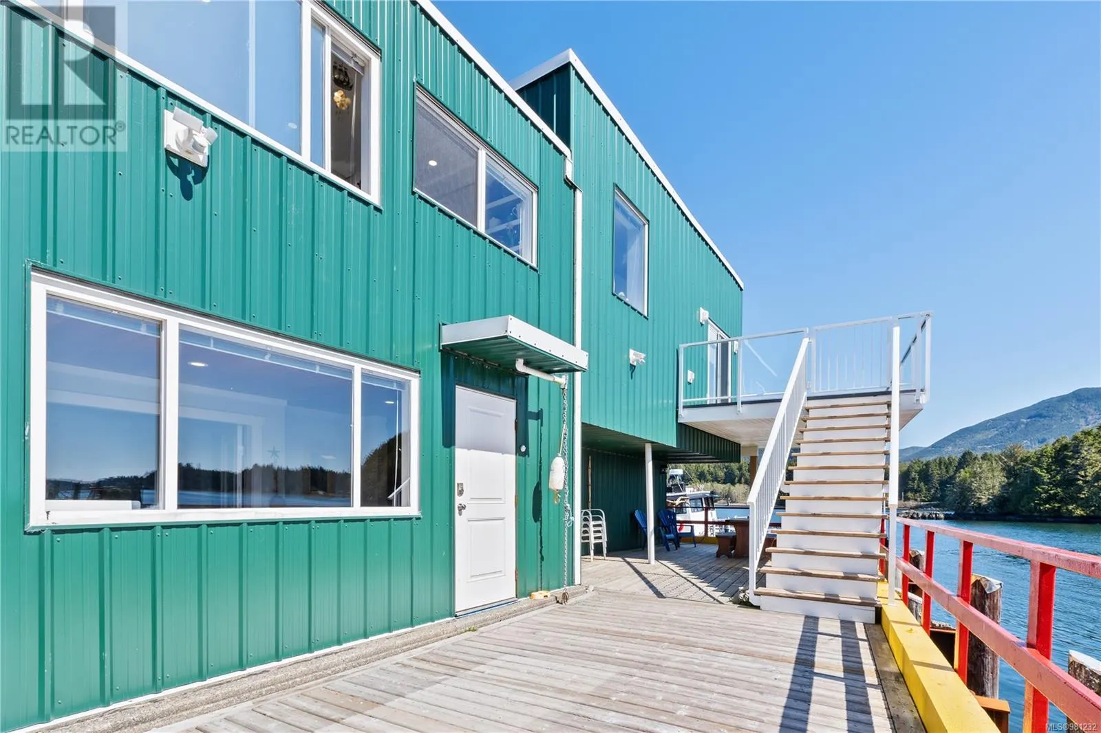 2015 Bay St