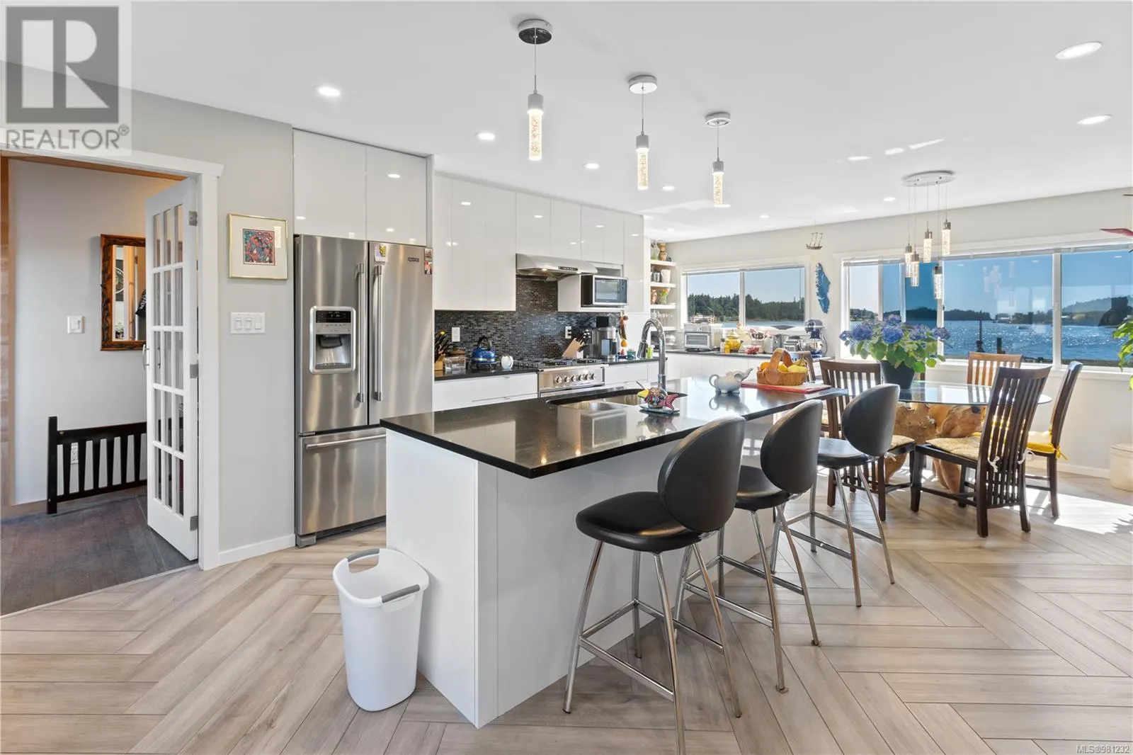 2015 Bay St