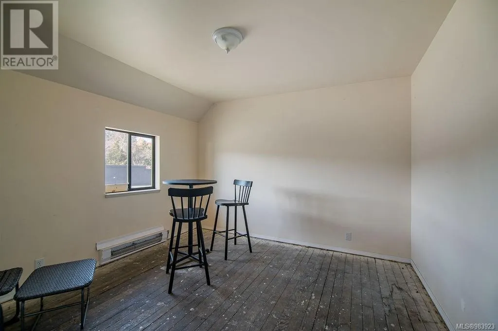 2712 Dunsmuir Ave