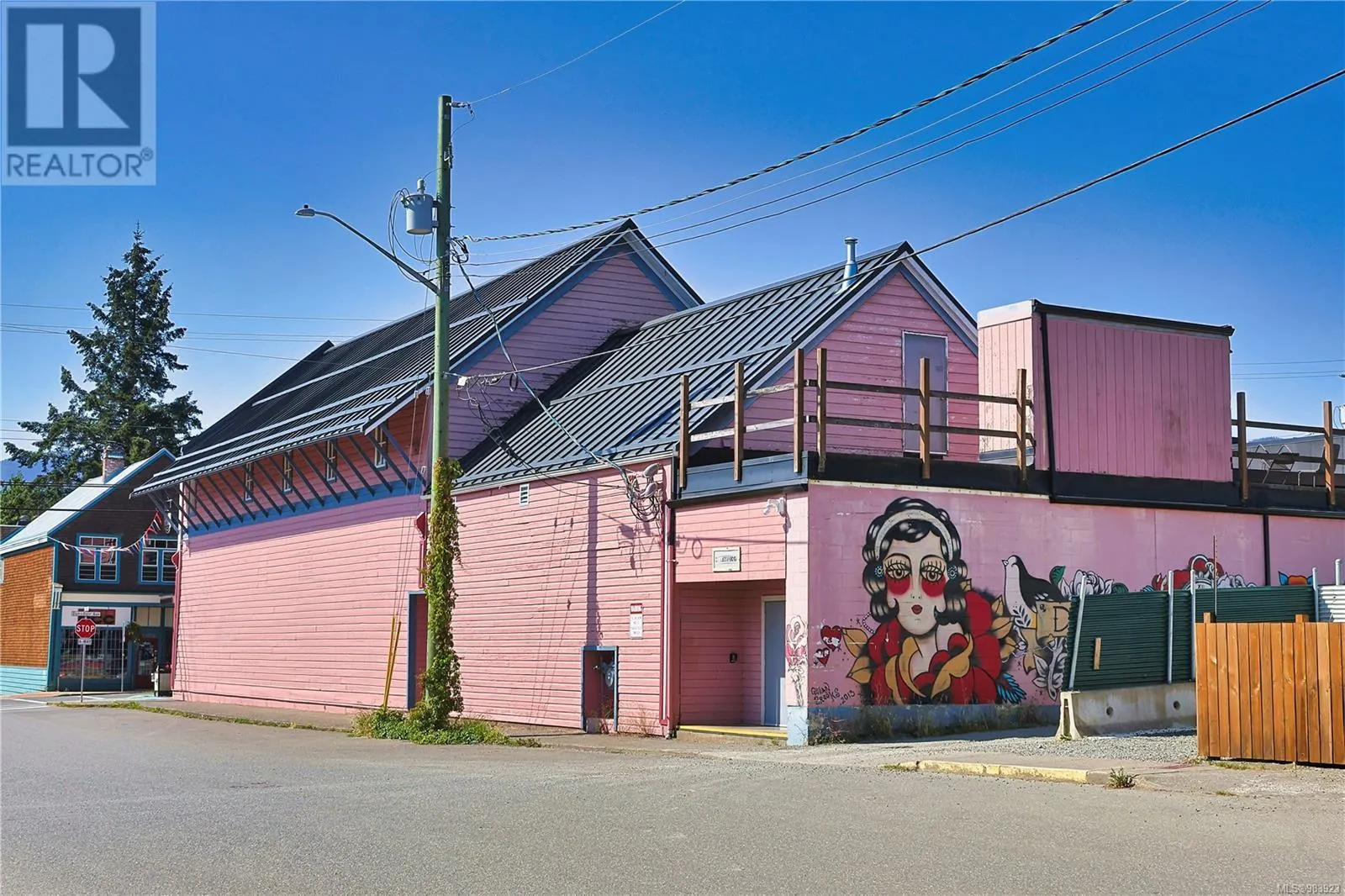 2712 Dunsmuir Ave