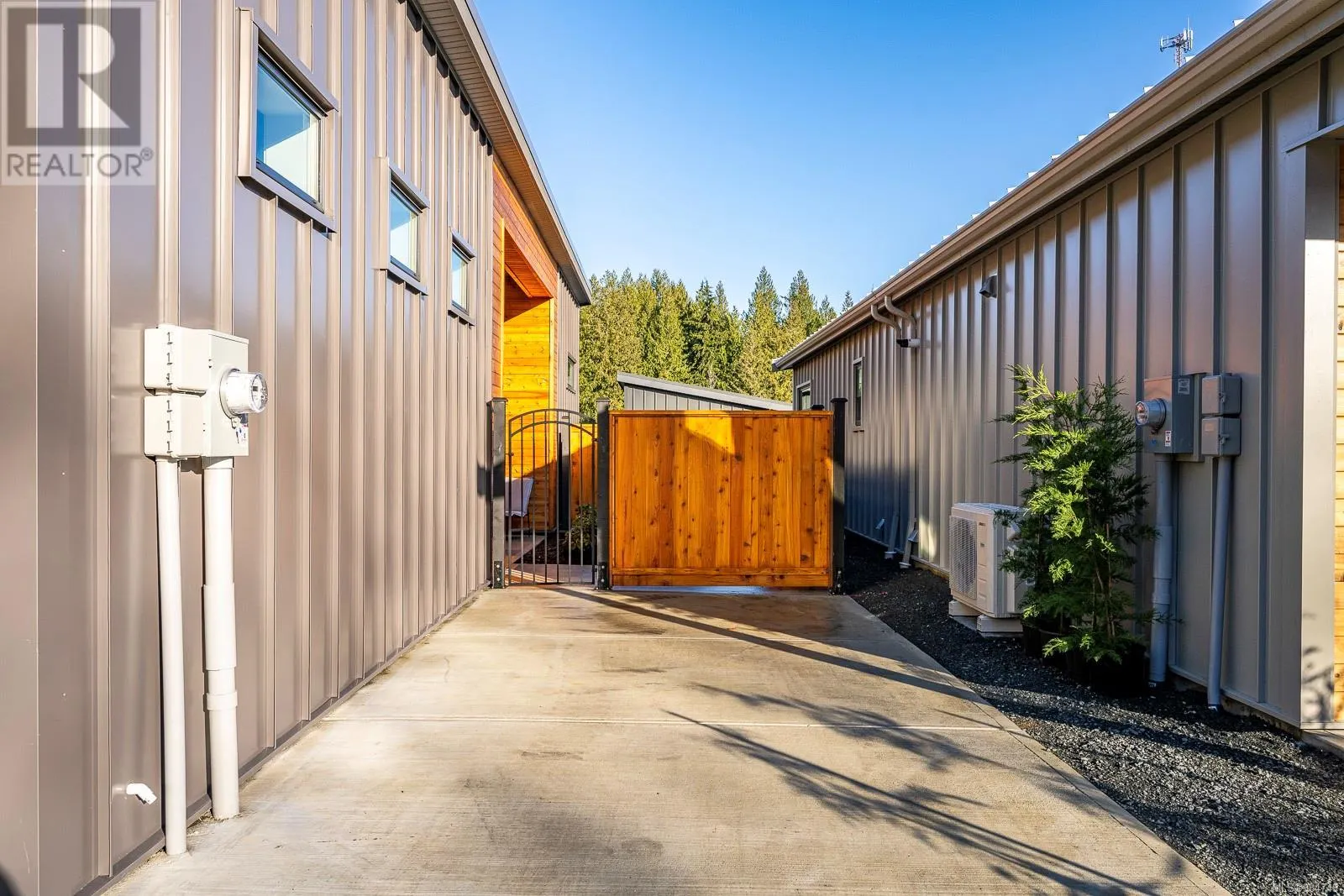 22 3025 Royston Rd