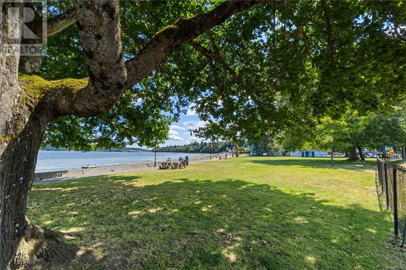 101 2835 Departure Bay Rd