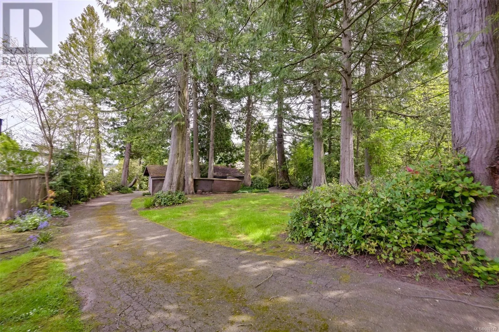 8441 Lochside Dr