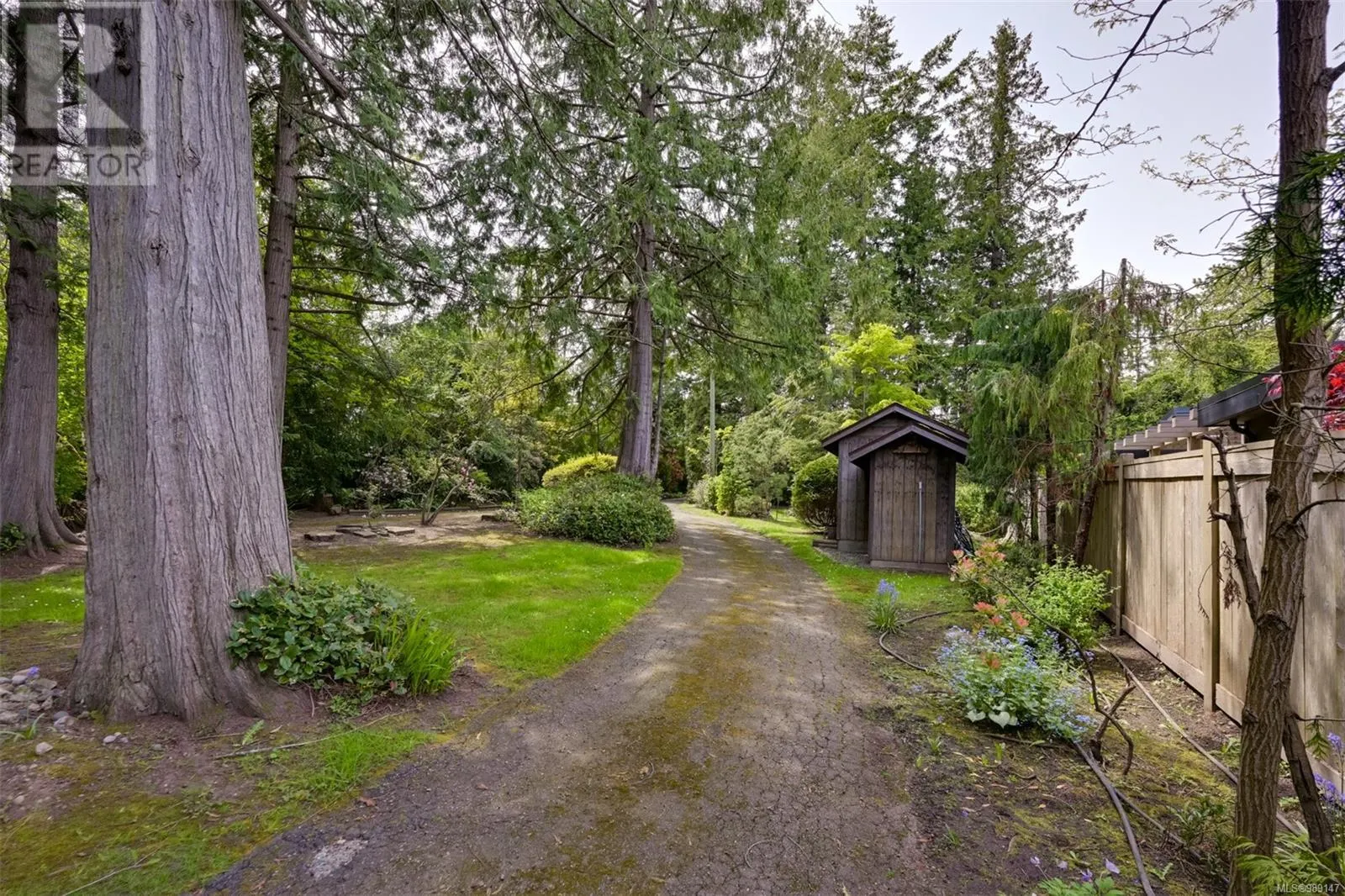 8441 Lochside Dr
