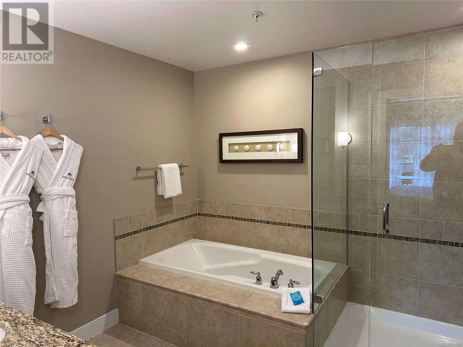 303D 181 Beachside Dr