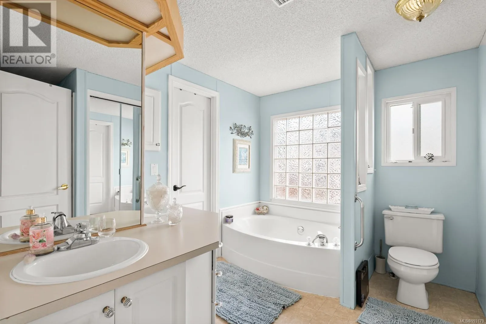 11 7401 Central Saanich Rd