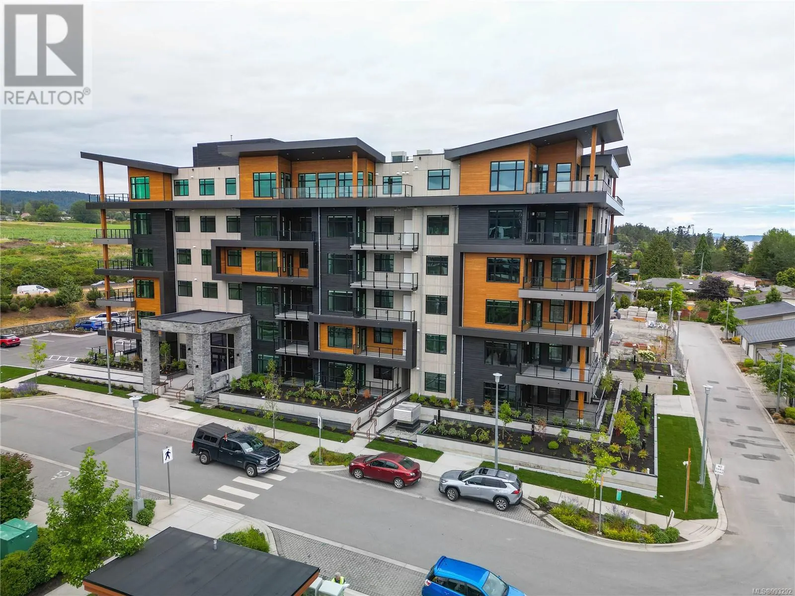 201 2520 Hackett Cres