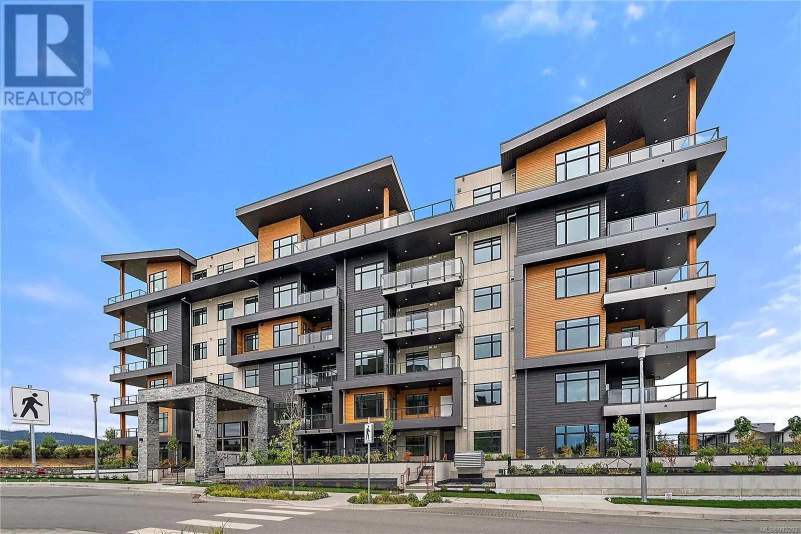 201 2520 Hackett Cres