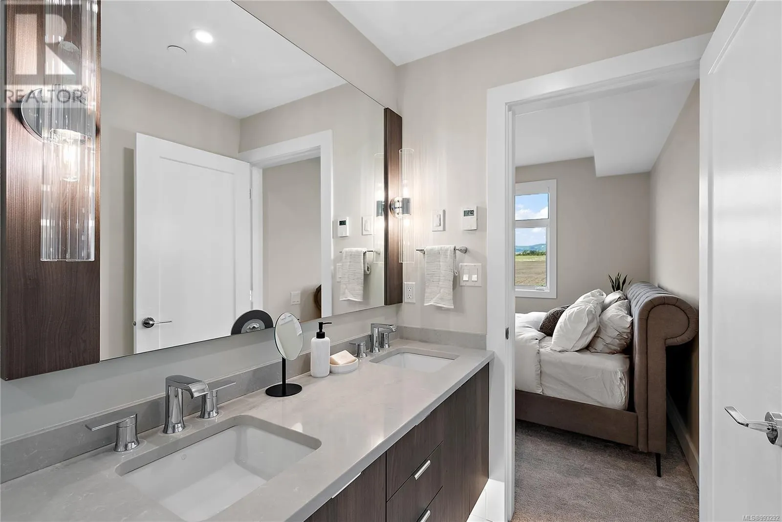 201 2520 Hackett Cres