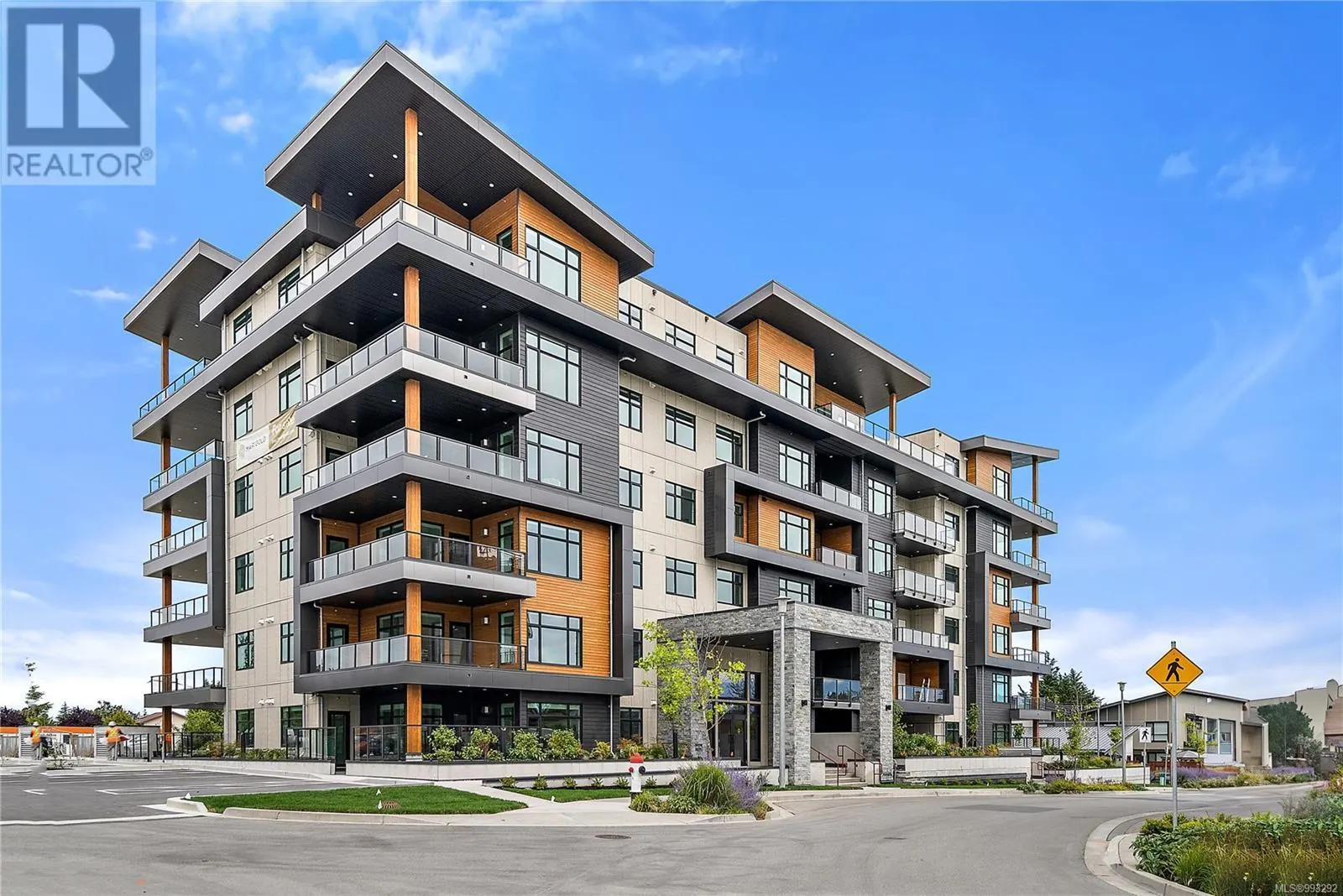 201 2520 Hackett Cres