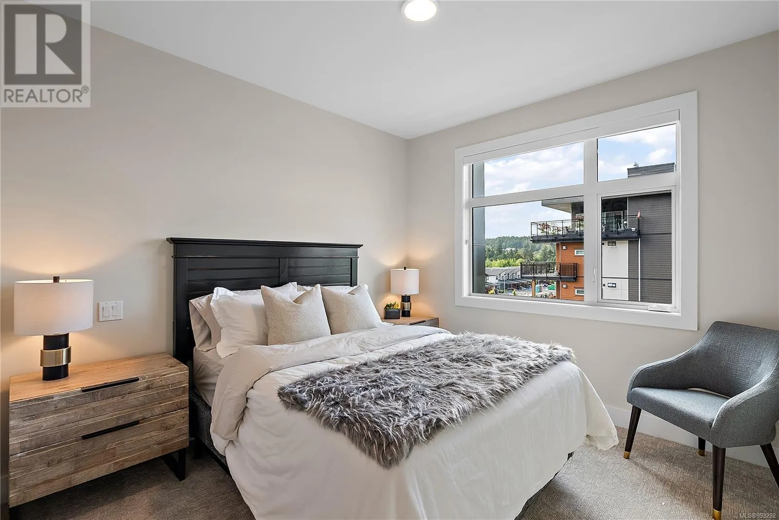 201 2520 Hackett Cres