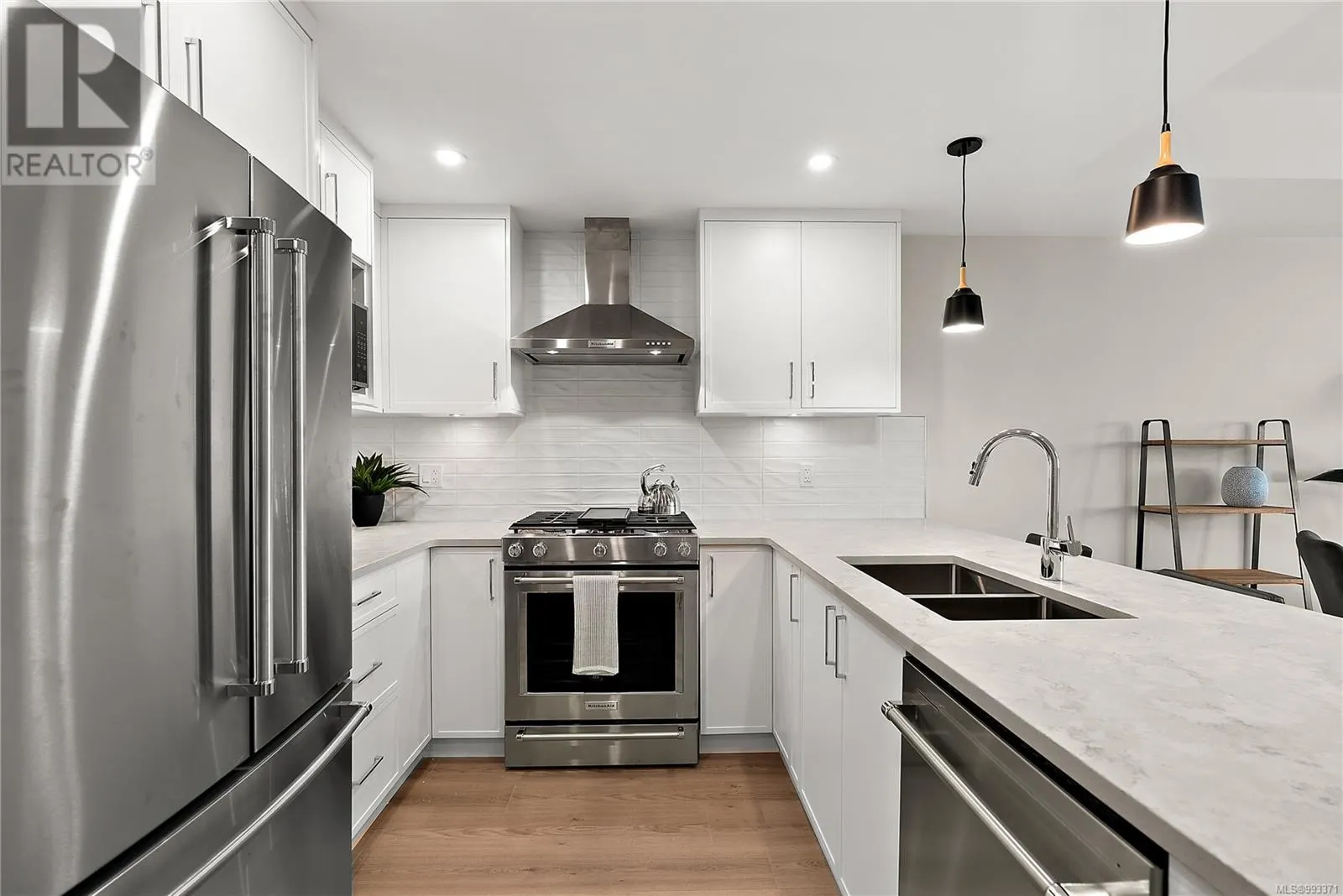 206 2520 Hackett Cres