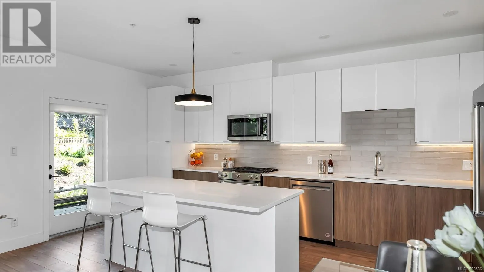 10 2330 Sooke Rd