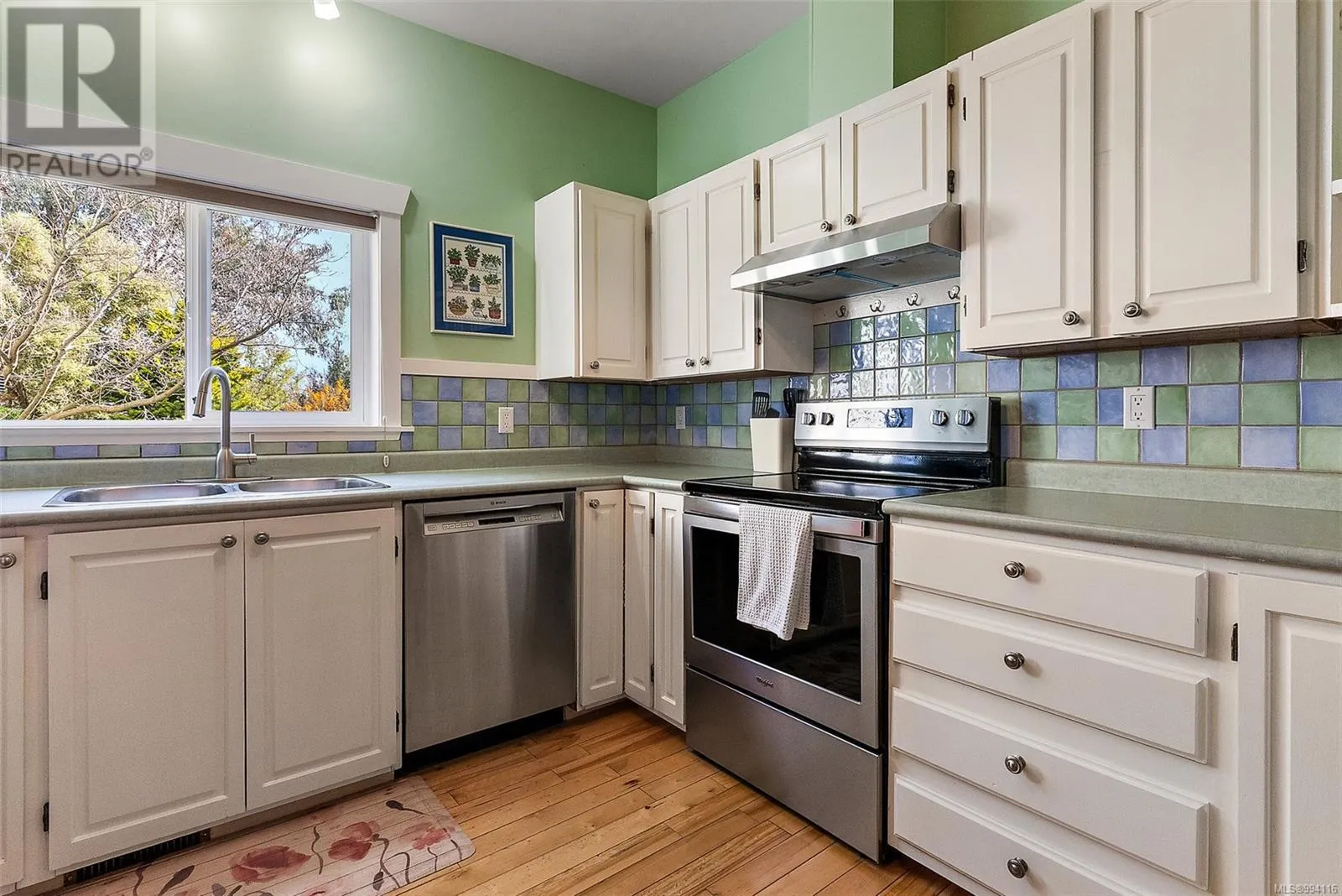 212 Simcoe St