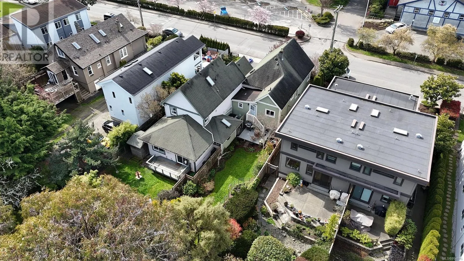 212 Simcoe St